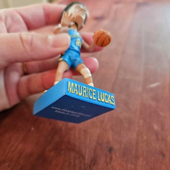 Maurice Lucas mini Marquette Golden Eagles NCAA College Basketball bobblehead - Picture 3 of 3